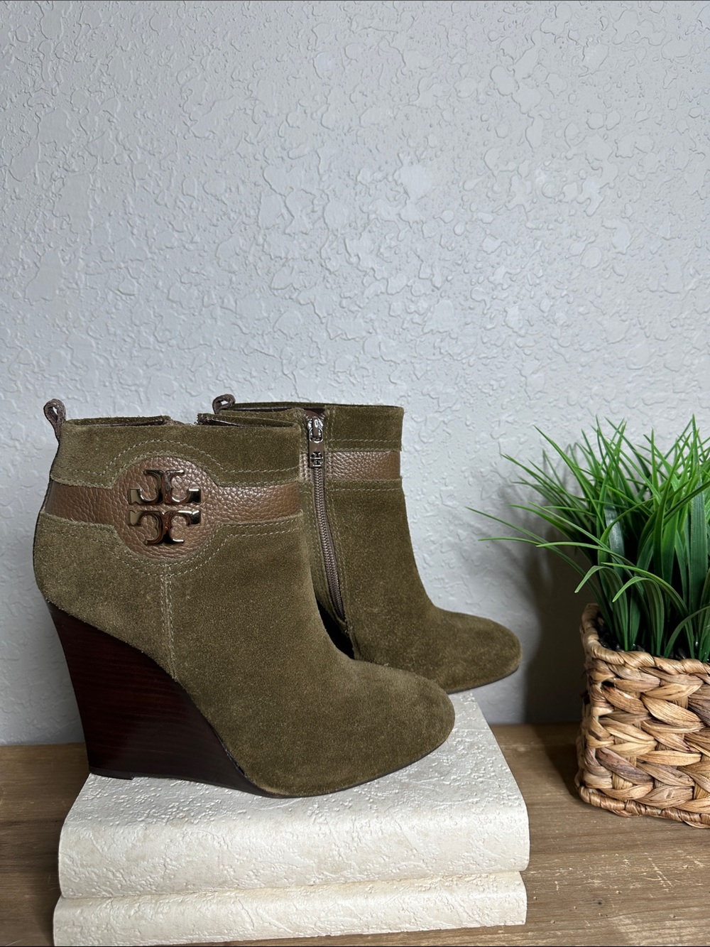 Tory Burch olive green suede wood wedge ankle boot with gold TT accent. Size 8.5 - Picture 14 of 15
